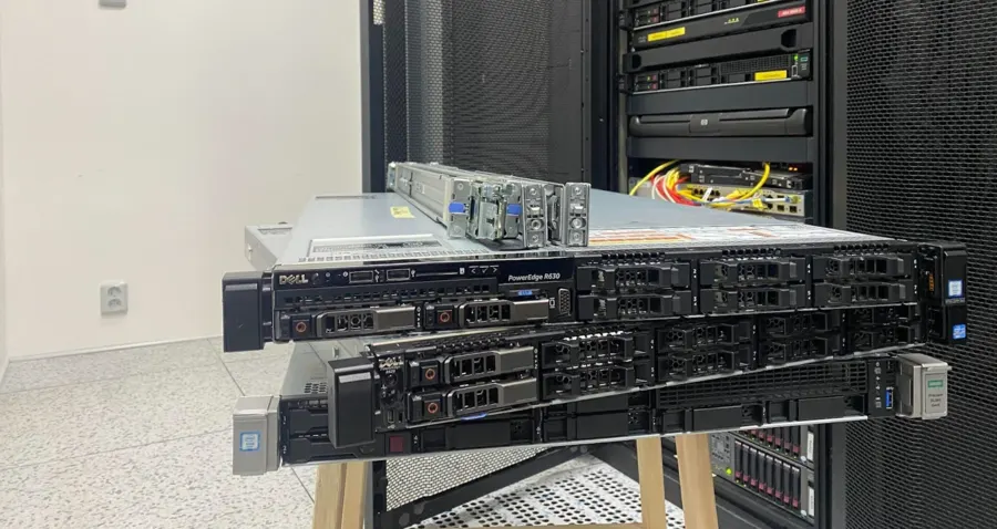 Servery Dell PowerEdge v racku dátového centra